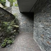 画像8394：曲線と陰影が紡ぐ、緑に開く邸宅