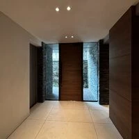 画像8396：曲線と陰影が紡ぐ、緑に開く邸宅
