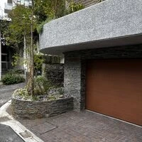 画像8397：曲線と陰影が紡ぐ、緑に開く邸宅