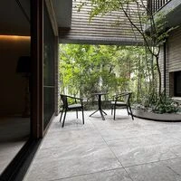 画像8402：曲線と陰影が紡ぐ、緑に開く邸宅